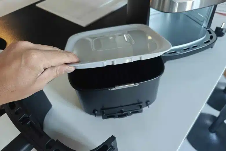 Un petit plateau pour conserver un plat préparé au frigo.