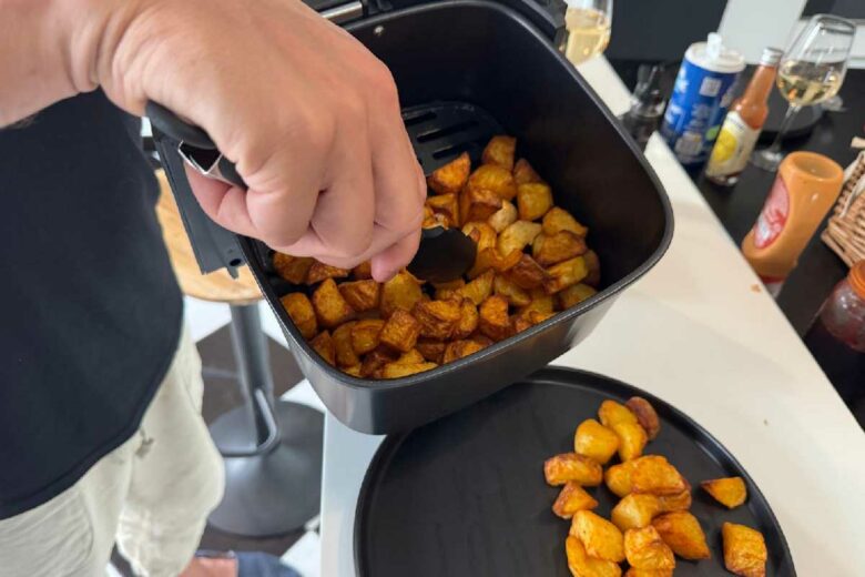 La préparation de pomme de terre.
