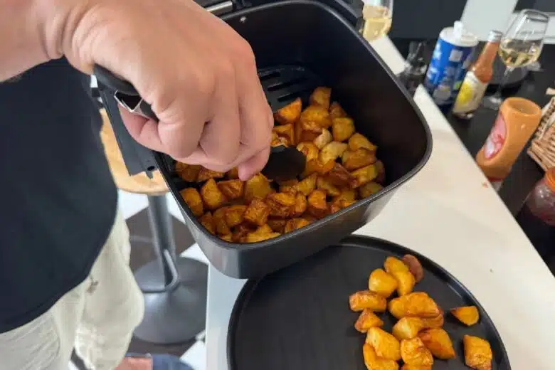 La préparation de pomme de terre.