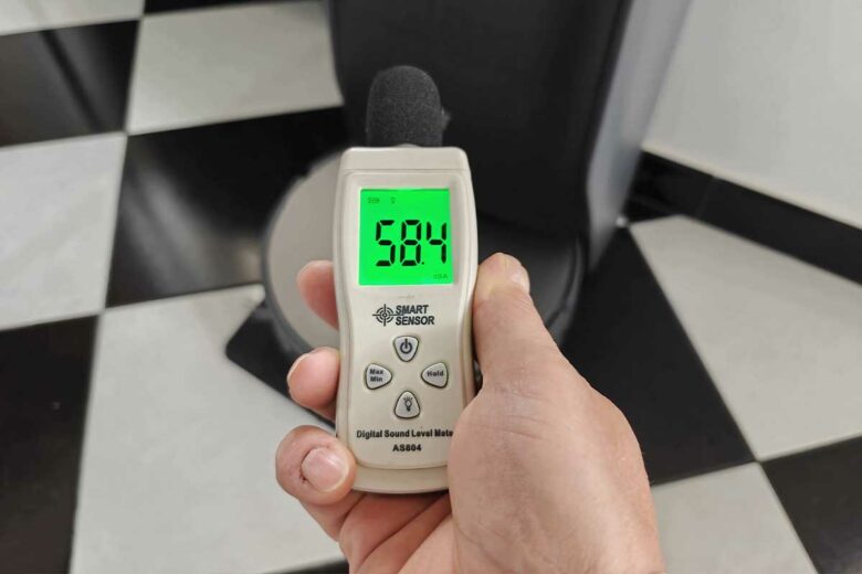 Le niveau sonore de la base de recharge et de vidange.