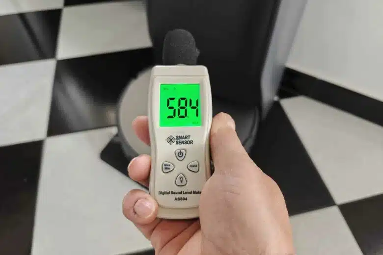 Le niveau sonore de la base de recharge et de vidange.