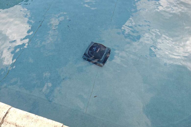Le fond de la piscine était bien sale.
