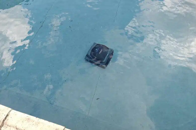 Le fond de la piscine était bien sale.