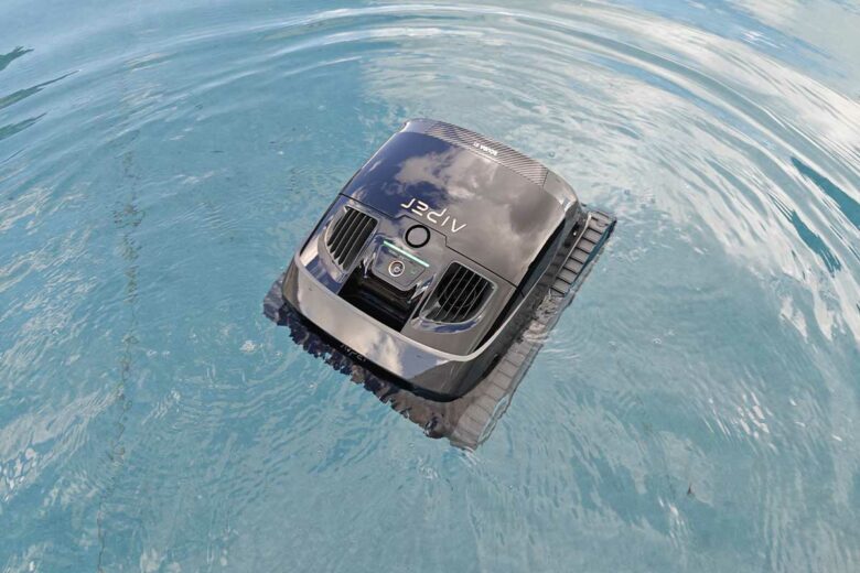 La mise à l'eau du robot piscine.