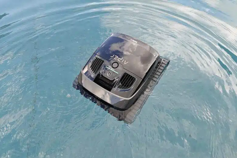 La mise à l'eau du robot piscine.