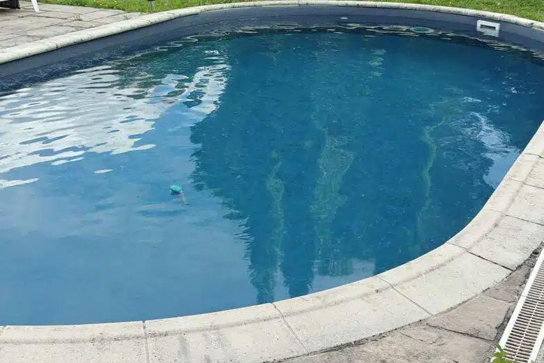 La sonde dans la piscine.