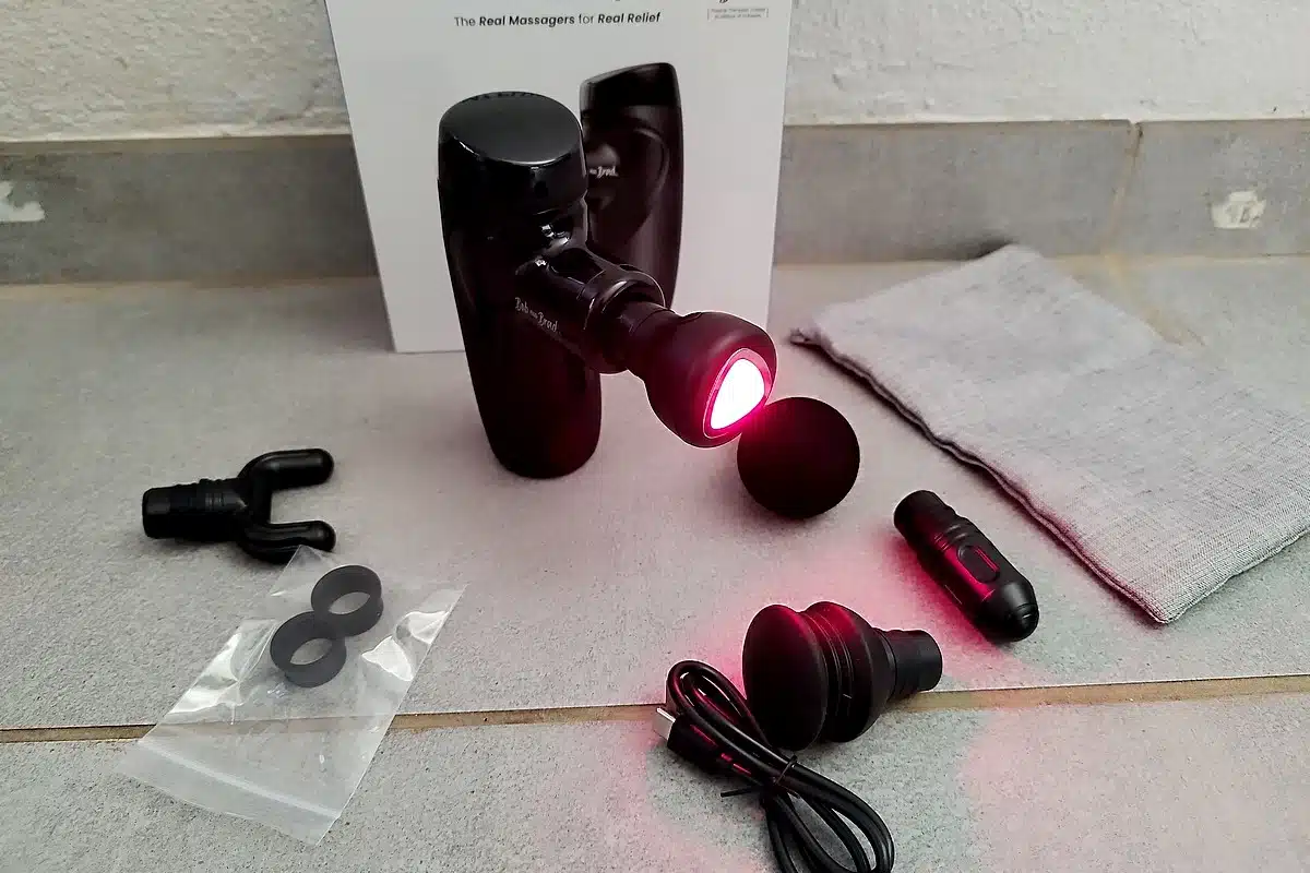 L’ensemble livré avec le Bob and Brad M7 Plus comprend plusieurs têtes de massage, un câble USB-C, une lingette, une housse et le manuel d’utilisation.