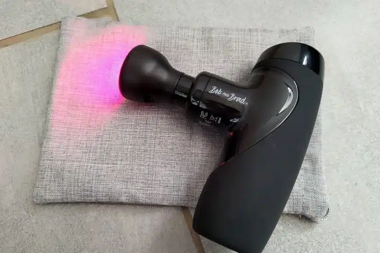 Le pistolet Bob and Brad M7 Plus tient bien en main et peut être utilisé en position couchée pour plus de confort.