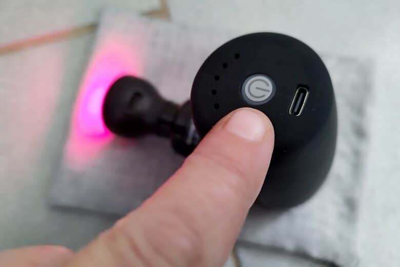 Un seul bouton de commande pour gérer la vitesse, la chaleur et l’arrêt. Recharge facile via USB-C.