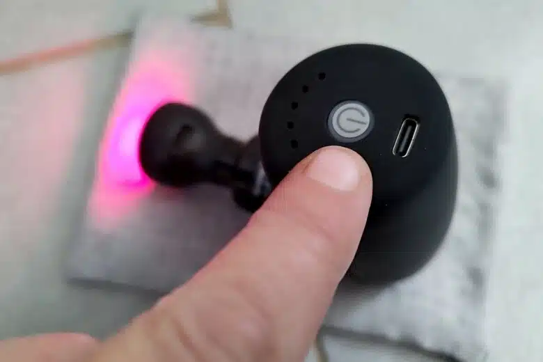 Un seul bouton de commande pour gérer la vitesse, la chaleur et l’arrêt. Recharge facile via USB-C.