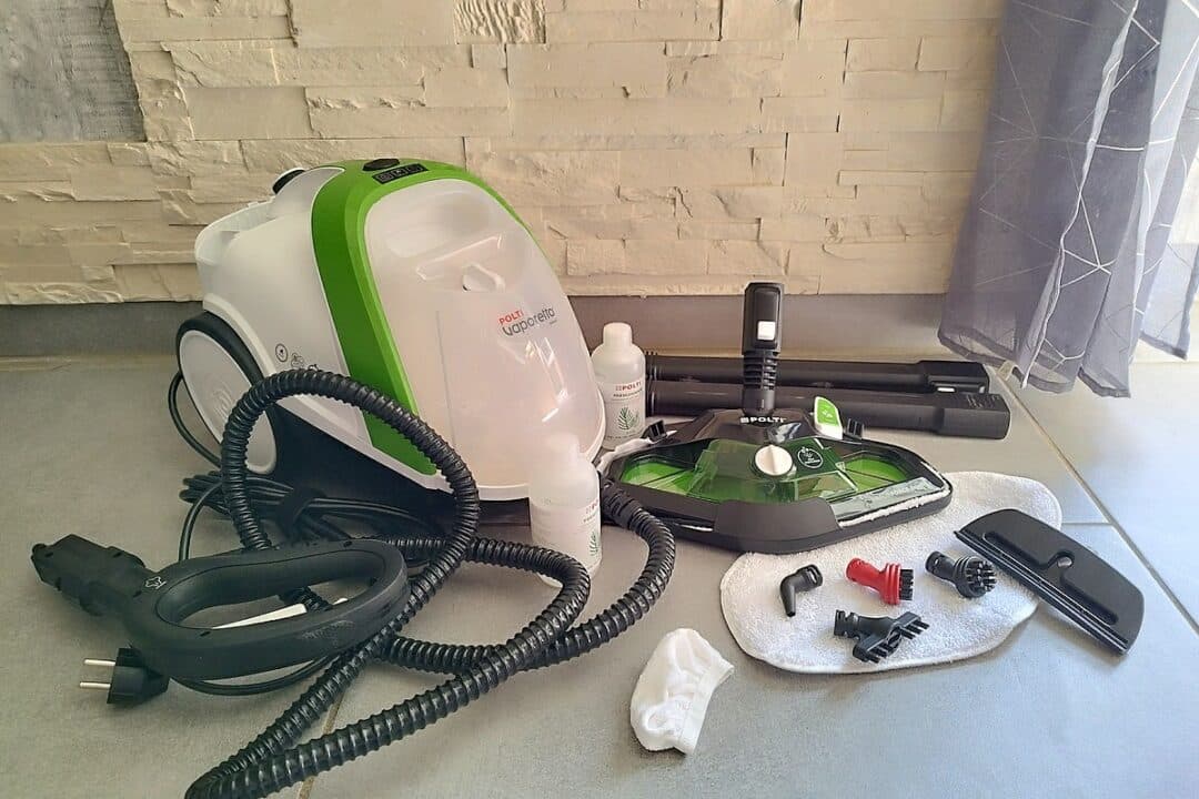 Le Polti Vaporetto Smart110 Eco et tous ses accessoires fraîchement déballés, prêts à l’action.