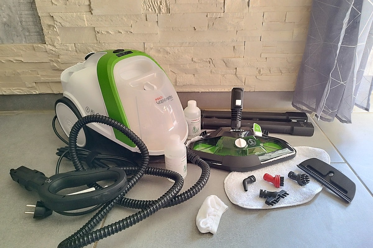 Le Polti Vaporetto Smart110 Eco et tous ses accessoires fraîchement déballés, prêts à l’action.