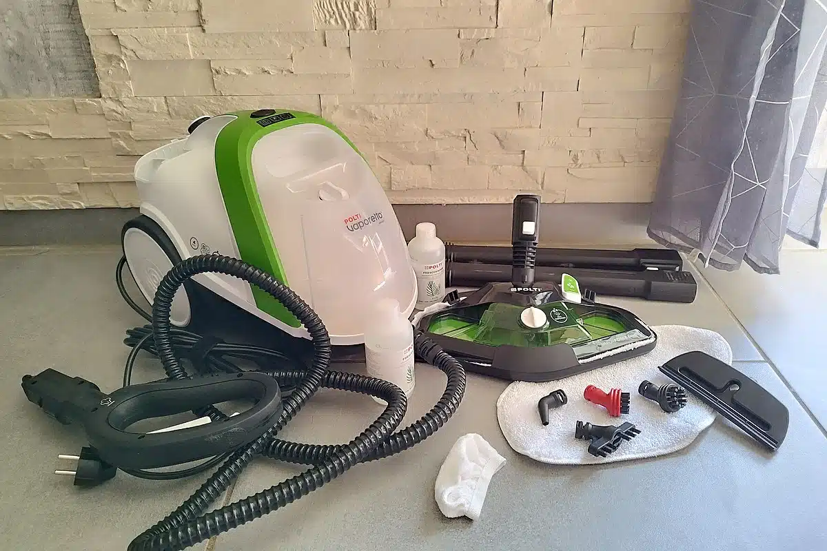 Le Polti Vaporetto Smart110 Eco et tous ses accessoires fraîchement déballés, prêts à l’action.