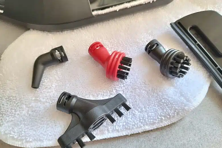 Le kit de petites brosses du Polti Vaporetto Smart110 Eco : des embouts adaptés pour chaque recoin.