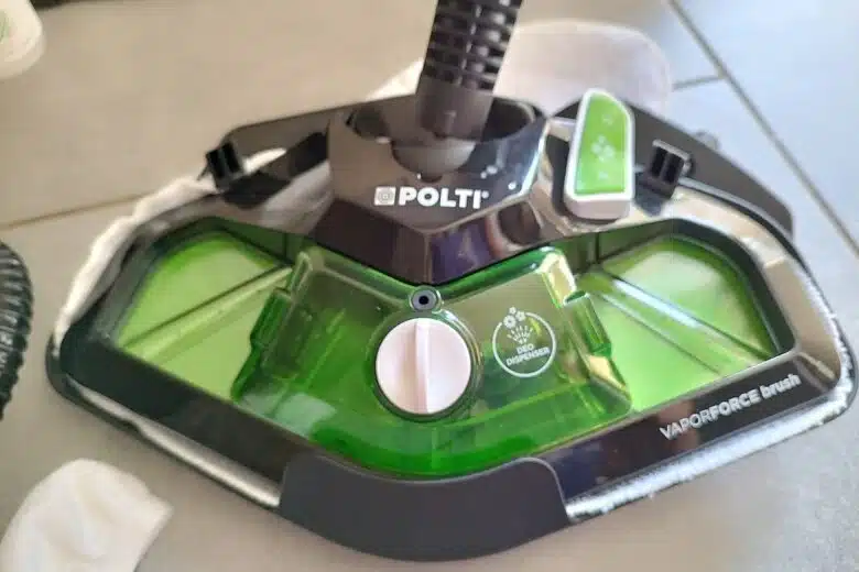 La fameuse brosse Vaporforce du Polti Vaporetto Smart110 Eco, avec son distributeur de parfum intégré.