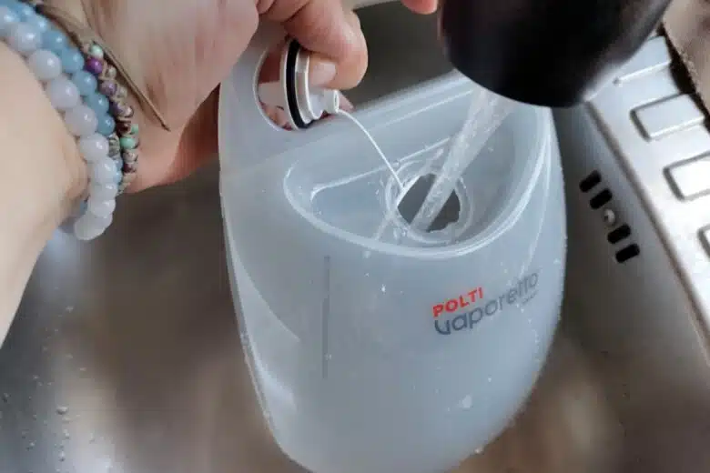 Remplissage du réservoir du Polti Vaporetto Smart110 Eco : simple, rapide, et sans démontage.