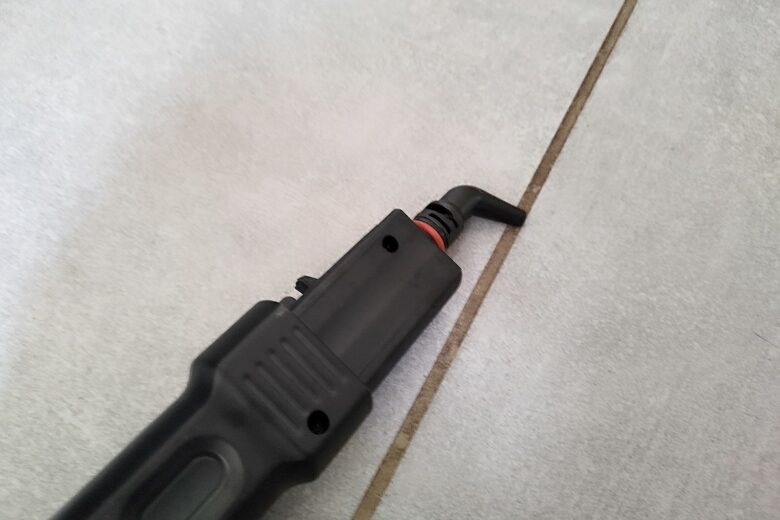 L’embout fin du Polti Vaporetto Smart110 Eco en action pour désincruster les joints de carrelage.