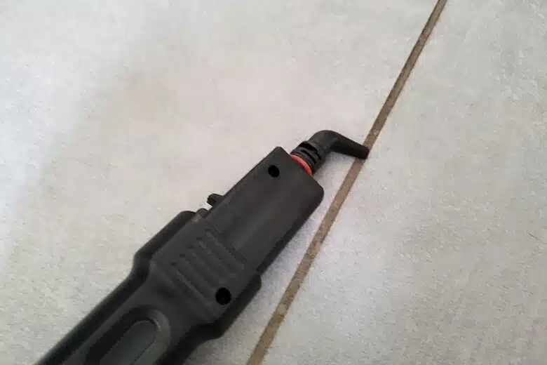 L’embout fin du Polti Vaporetto Smart110 Eco en action pour désincruster les joints de carrelage.