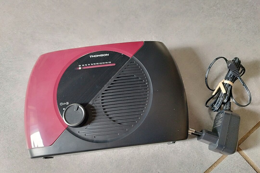 Vue de la radio FM RT353 et de son adaptateur secteur : un design compact et vintage, prêt à l’emploi.