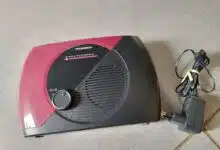 Vue de la radio FM RT353 et de son adaptateur secteur : un design compact et vintage, prêt à l’emploi.