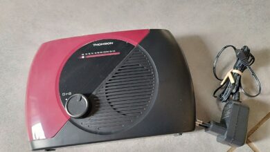Vue de la radio FM RT353 et de son adaptateur secteur : un design compact et vintage, prêt à l’emploi.