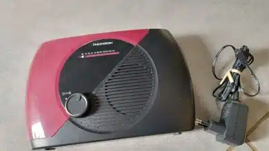 Vue de la radio FM RT353 et de son adaptateur secteur : un design compact et vintage, prêt à l’emploi.