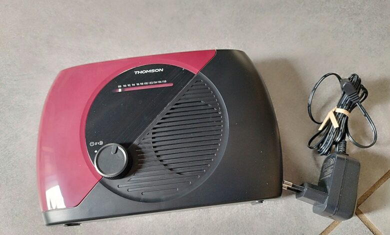 Vue de la radio FM RT353 et de son adaptateur secteur : un design compact et vintage, prêt à l’emploi.