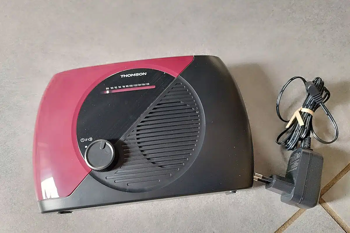 Vue de la radio FM RT353 et de son adaptateur secteur : un design compact et vintage, prêt à l’emploi.