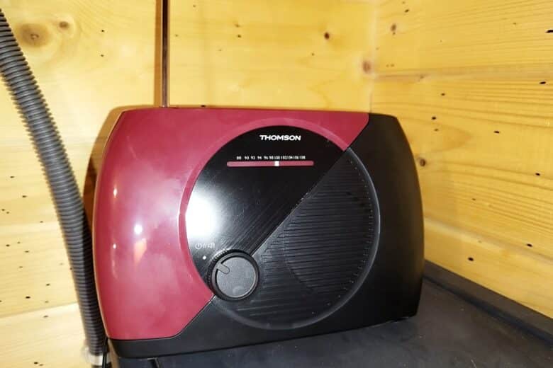 Installée dans un abri en bois, la radio FM RT353 de Thomson diffuse Nostalgie pendant les sessions bricolage du week-end.