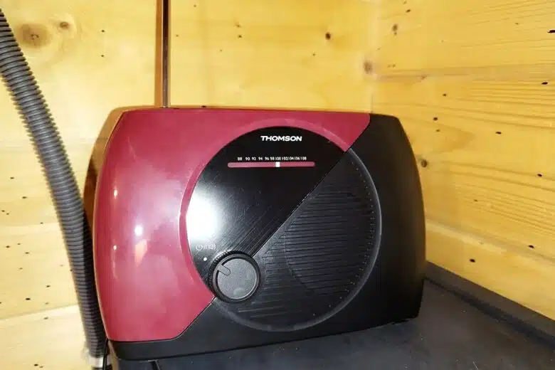 Installée dans un abri en bois, la radio FM RT353 de Thomson diffuse Nostalgie pendant les sessions bricolage du week-end.