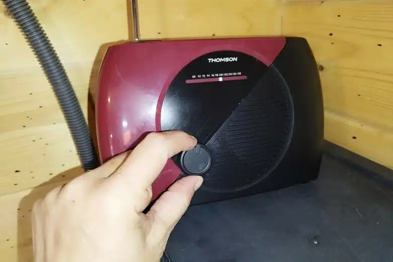 Molette de réglage en main, retour aux gestes simples pour trouver sa station FM préférée avec la Thomson RT353.