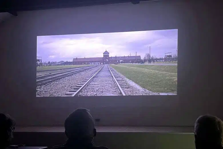 Projection du film "Pourquoi ? Visages de la Shoah" avec le XGIMI Horizon S Pro : des images poignantes d’une netteté impressionnante.