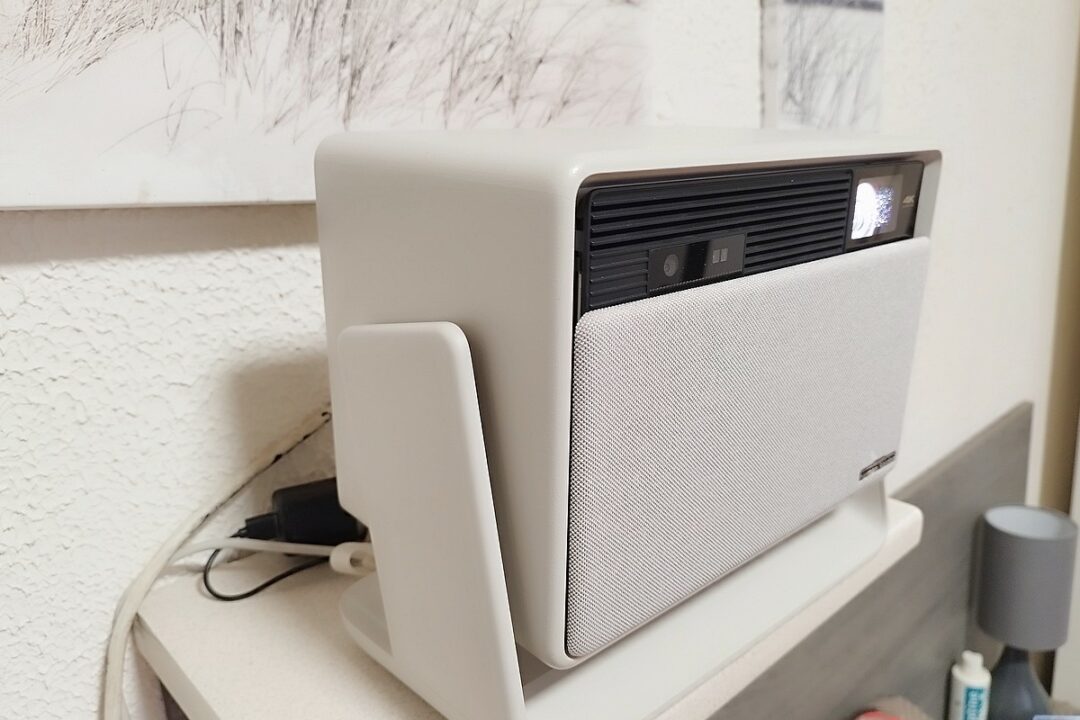 Utilisation à domicile du XGIMI Horizon S Pro, installé dans une chambre, parfait pour une expérience cinéma à la maison.