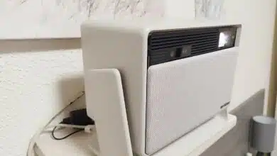 Utilisation à domicile du XGIMI Horizon S Pro, installé dans une chambre, parfait pour une expérience cinéma à la maison.