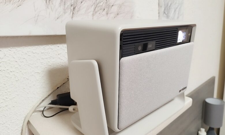 Utilisation à domicile du XGIMI Horizon S Pro, installé dans une chambre, parfait pour une expérience cinéma à la maison.