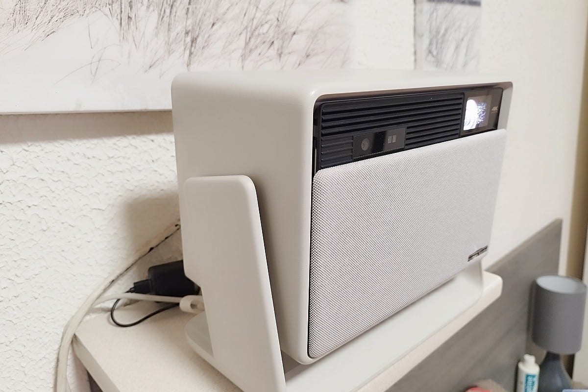Utilisation à domicile du XGIMI Horizon S Pro, installé dans une chambre, parfait pour une expérience cinéma à la maison.