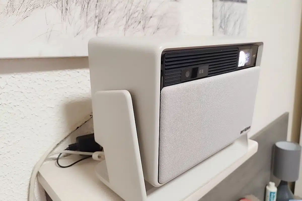 Utilisation à domicile du XGIMI Horizon S Pro, installé dans une chambre, parfait pour une expérience cinéma à la maison.