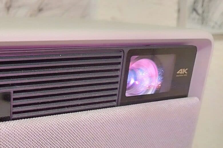 Zoom sur l’objectif 4K Ultra HD du XGIMI Horizon S Pro, soulignant la précision de l’image et la qualité des matériaux.