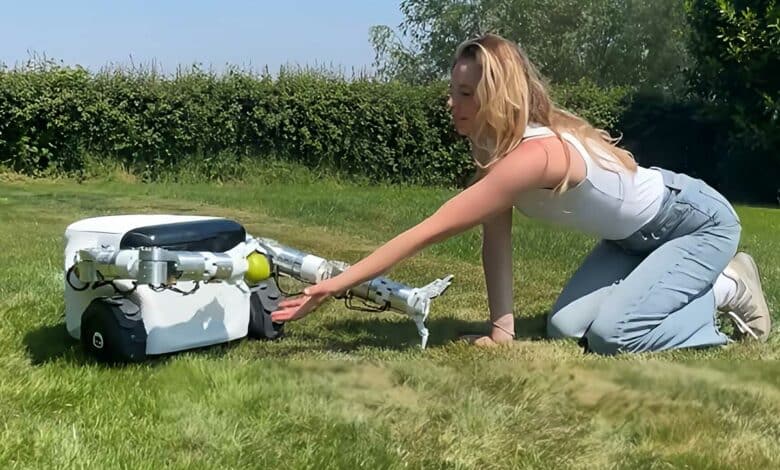 Le premier robot jardinier équipé de deux bras articulés.