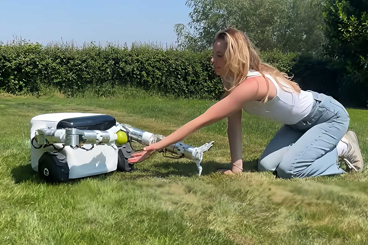 Le premier robot jardinier équipé de deux bras articulés.