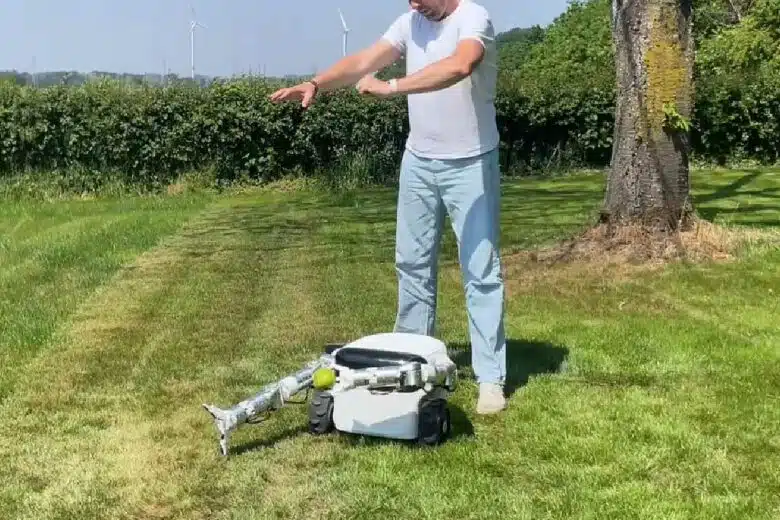 Le robot peut apprendre de nouvelles taches par mimétisme. 