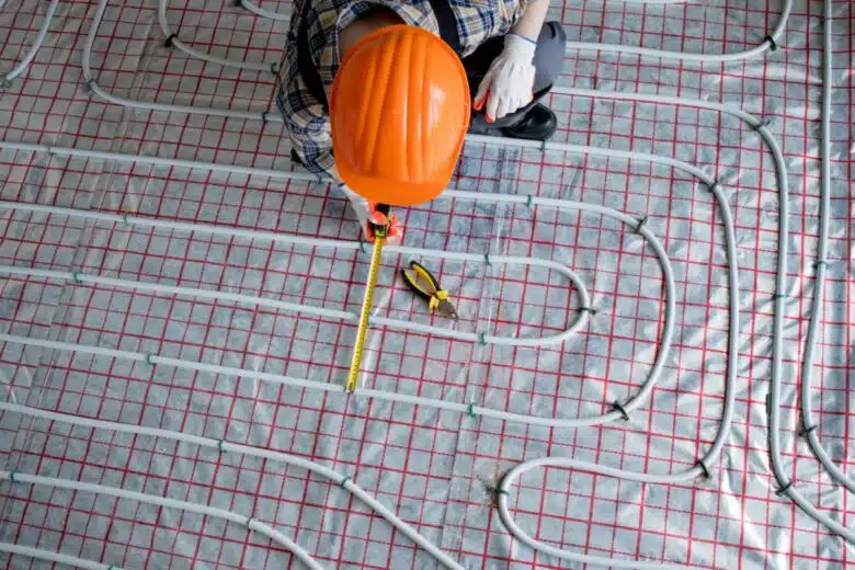 Installation d'un plancher thermique dans un logement.