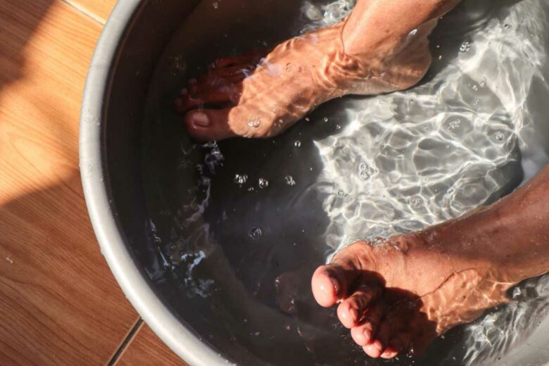 Tremper ses pieds dans une bassine d'eau froide a un effet immédiat.
