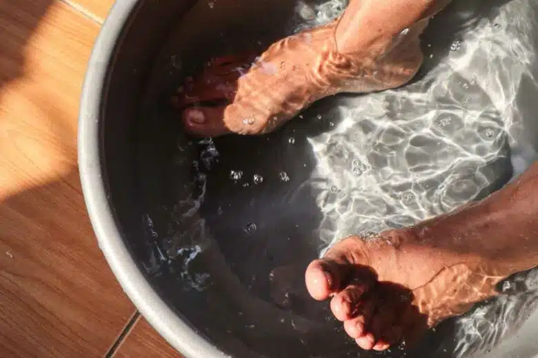 Tremper ses pieds dans une bassine d'eau froide a un effet immédiat.