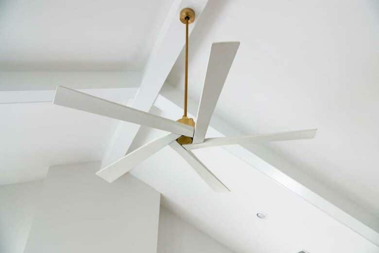 Un ventilateur de plafond design pour avoir une sensation de fraicheur chez soi.