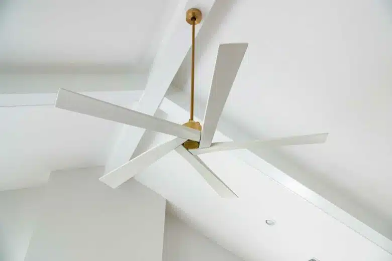 Un ventilateur de plafond design pour avoir une sensation de fraicheur chez soi.