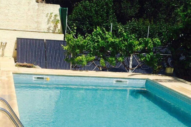 Une piscine chauffée à l'aide de panneaux solaires thermiques.