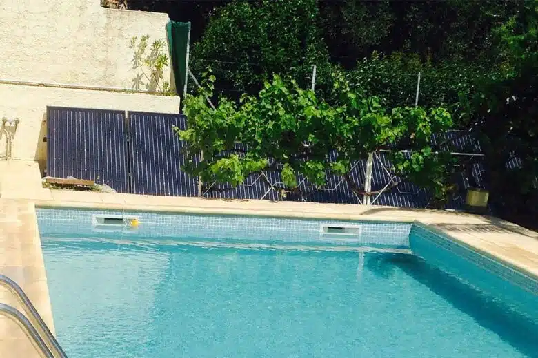 Une piscine chauffée à l'aide de panneaux solaires thermiques.