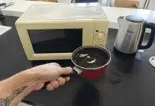 Est-il plus économique de faire bouillir de l'eau avec une bouilloire ou avec une plaque chauffante ?