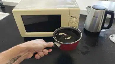 Est-il plus économique de faire bouillir de l'eau avec une bouilloire ou avec une plaque chauffante ?